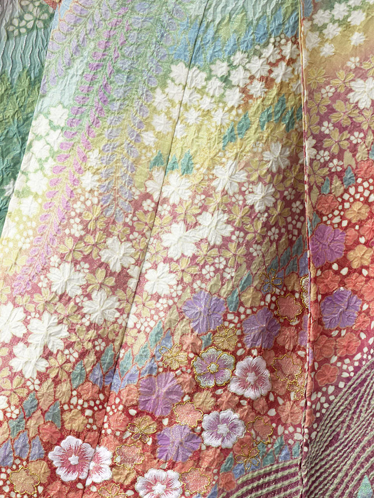 職人の技が光る総絞りと多彩なぼかし染め。華やかさと上品さを兼ね備えた逸品振袖。