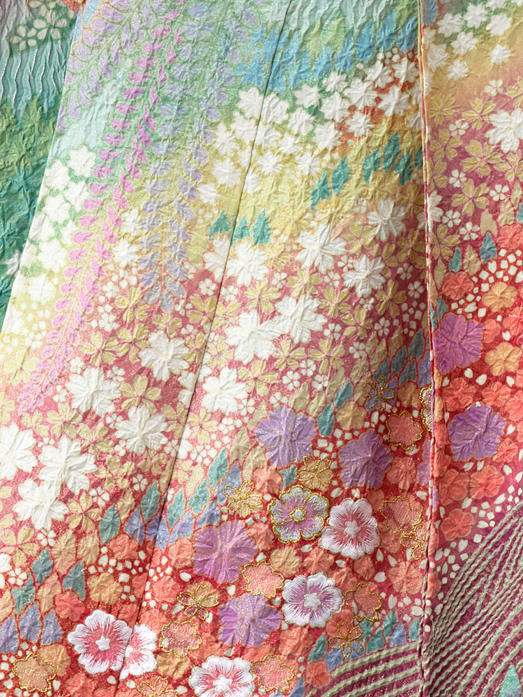 職人の技が光る総絞りと多彩なぼかし染め。華やかさと上品さを兼ね備えた逸品振袖。