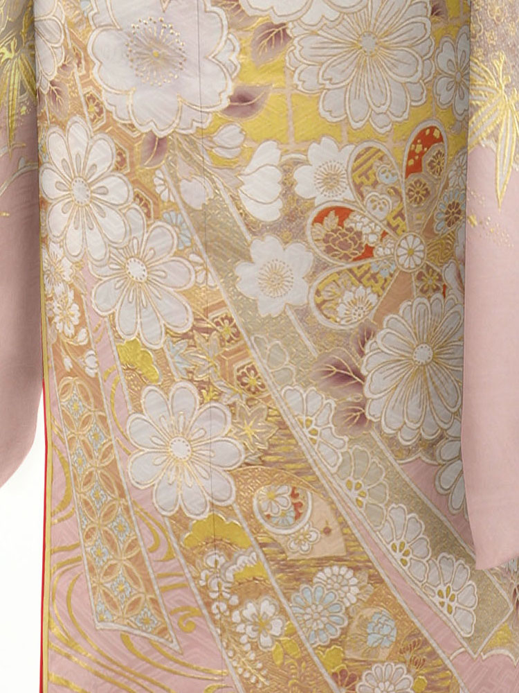 プレミアム桂由美振袖。やわらかな桜色に繊細な金彩を重ね、牡丹や菊が優美に咲き誇る一着。気品と華やかさを兼ね備えた、成人の日にふさわしい格調高い振袖。