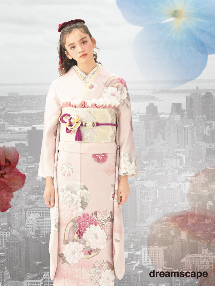 淡いピンク地に咲く花々が可憐で華やか。大村のえみさん着用の大人っぽさと可愛らしさを両立する振袖。
