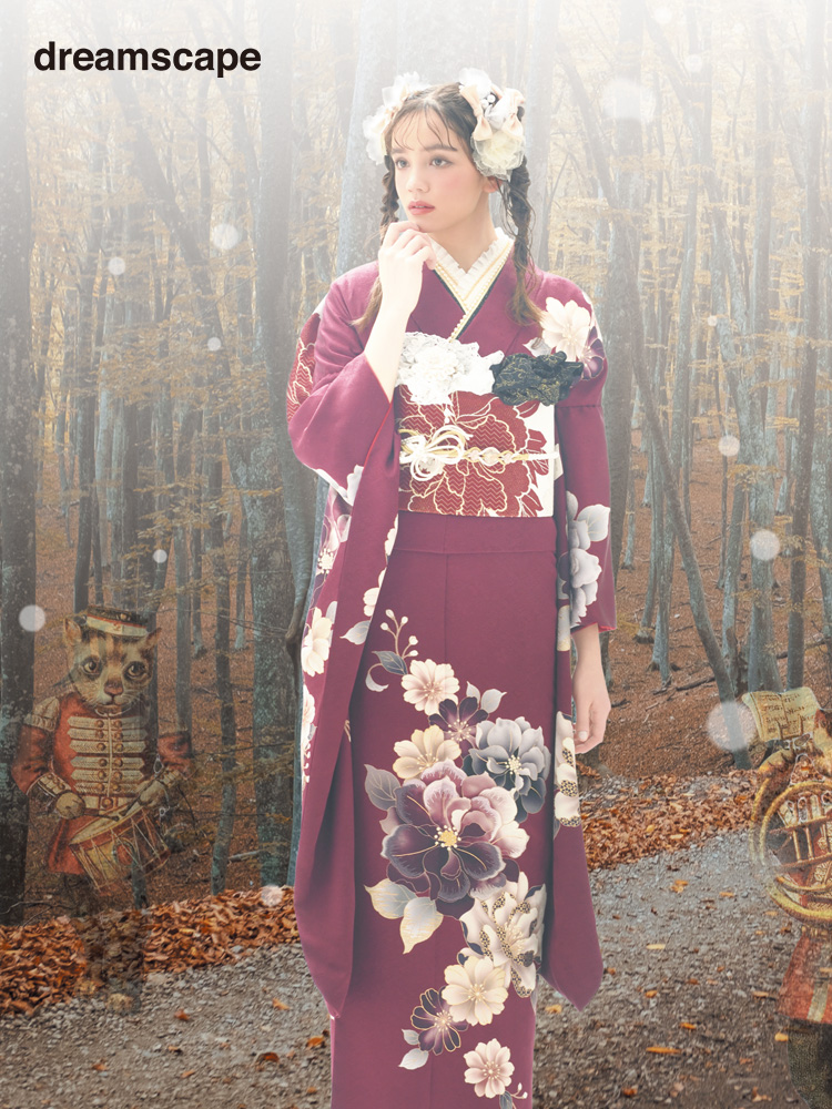 落ち着いたボルドーの地色に深みのある色彩の花々が調和した、大村のえみさん着用の大人の魅力を引き立てる振袖。
