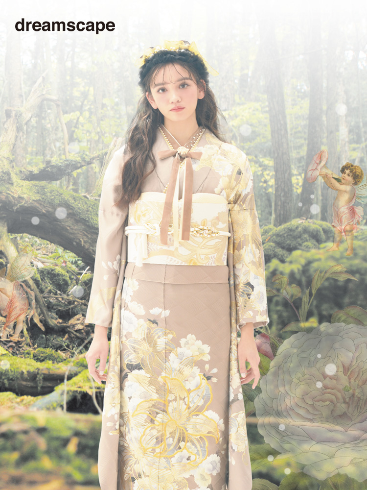 トレンドのグレージュ地に繊細なゴールドの花々が煌めく、大村のえみさん着用の気品を引き立てる振袖。