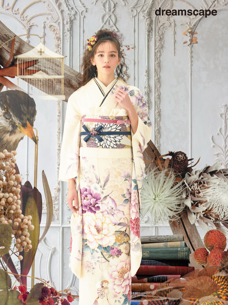 やわらかなアイボリー地に紫の彩りが映える、大村のえみさん着用の優美で存在感のある振袖。