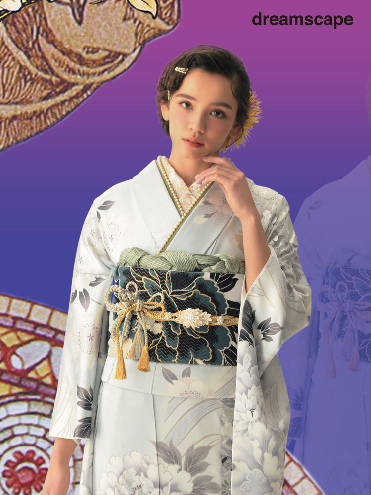 モノトーンに咲く大輪が静かな美しさを演出する、大村のえみさん着用の都会的な洗練された振袖。
