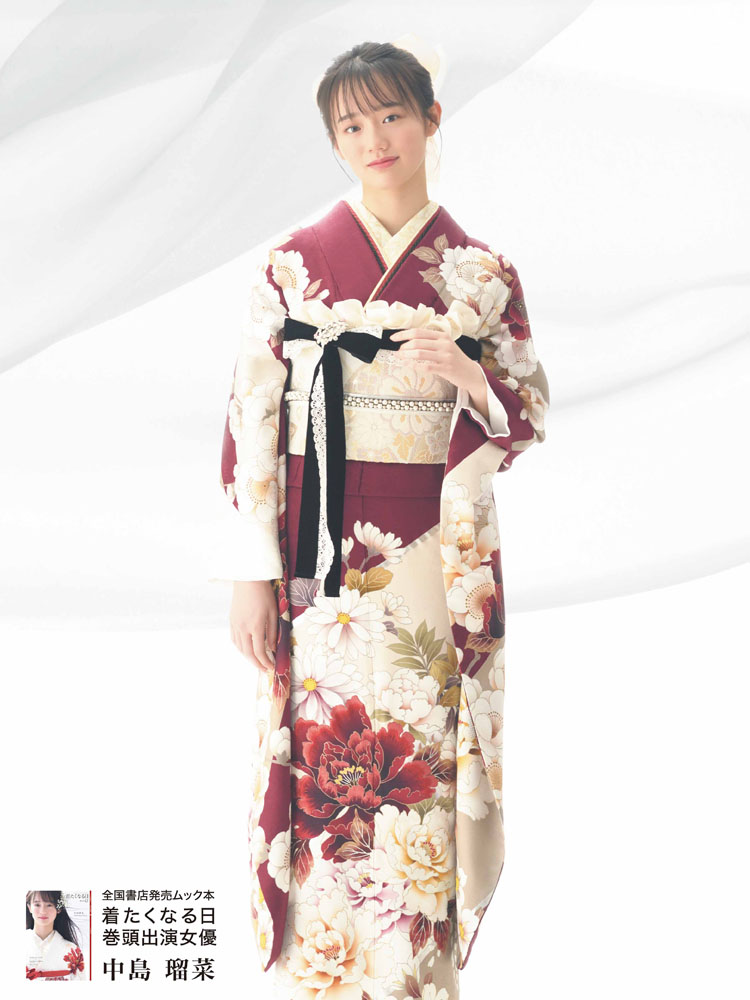 しっとりとしたボルドーに咲き誇る華やかな花々。中島瑠菜さん着用の落ち着きと可憐さをあわせ持つ振袖。