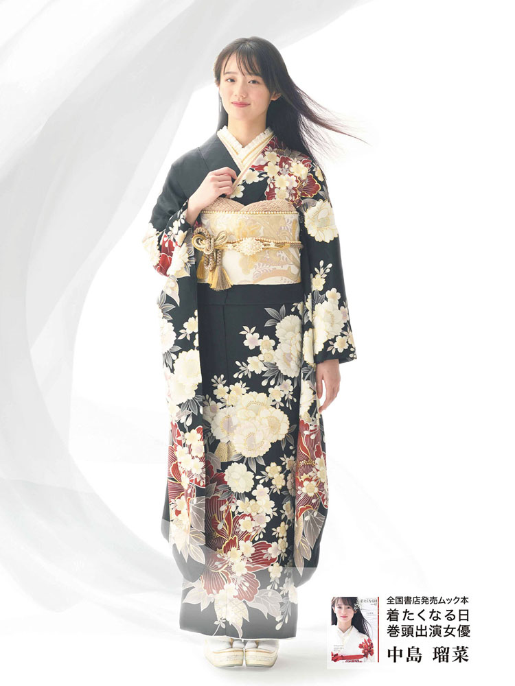 格式ある黒に金彩が映える、中島瑠菜さん着用の気品と重厚感を兼ね備えた振袖。