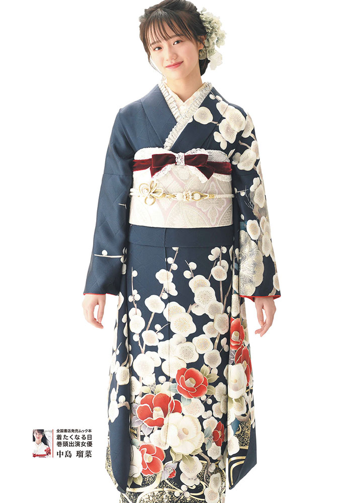 濃紺にリズミカルに咲く白梅と紅白の椿が印象的な中島瑠菜さん着用の品格あふれる振袖。
