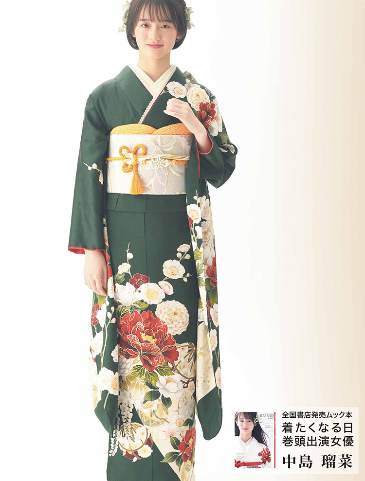 深い緑地に大輪の花が咲き誇る、中島瑠菜さん着用の凛とした和の美しさを感じる振袖。