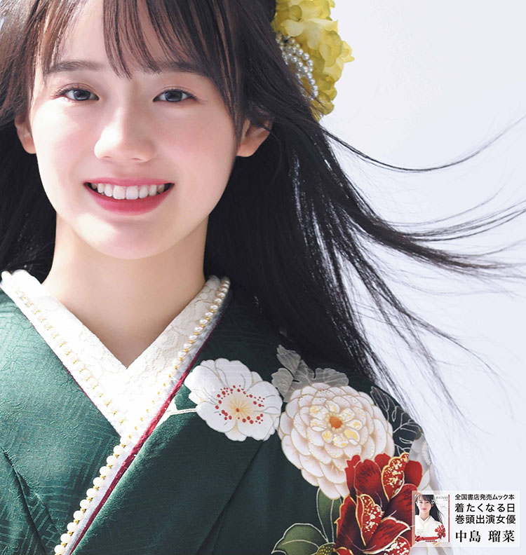 深い緑地に大輪の花が咲き誇る、中島瑠菜さん着用の凛とした和の美しさを感じる振袖。