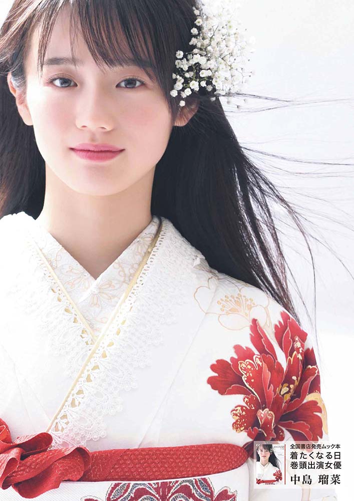 まばゆい白地に赤い牡丹が鮮やかに映える、中島瑠菜さん着用の晴れの日にふさわしい振袖。