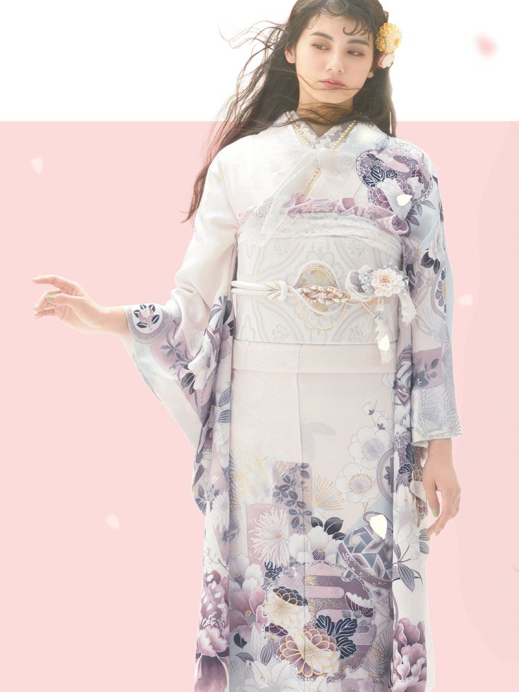 淡いくすみカラーの花々が儚くも華やかな印象を添える繊細で上品な振袖。