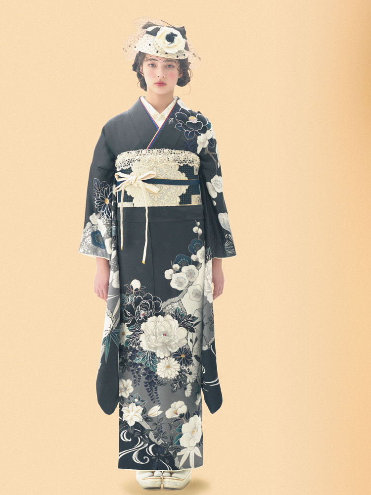 墨黒に流れるようなモノトーンの花々が静謐な美しさを極めるスタイリッシュな振袖。