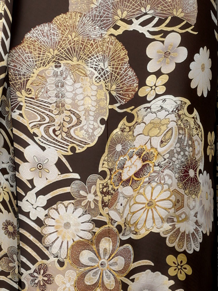 重厚感のある濃茶に、繊細な花文様が華やかな伝統美の中に洗練された個性が光る振袖。