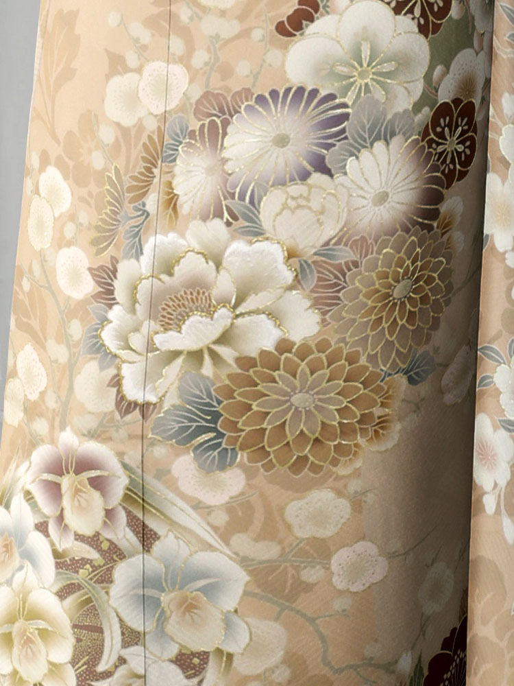 ベージュの濃淡と淡彩の花々が調和した、落ち着いた大人の可憐さを引き立てる振袖。