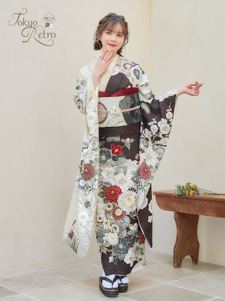 「Tokyo Retro」コレクション、マーシュ彩さん着用のバイカラーの落ち着いた地色に赤と青の差し色が鮮やかな振袖。