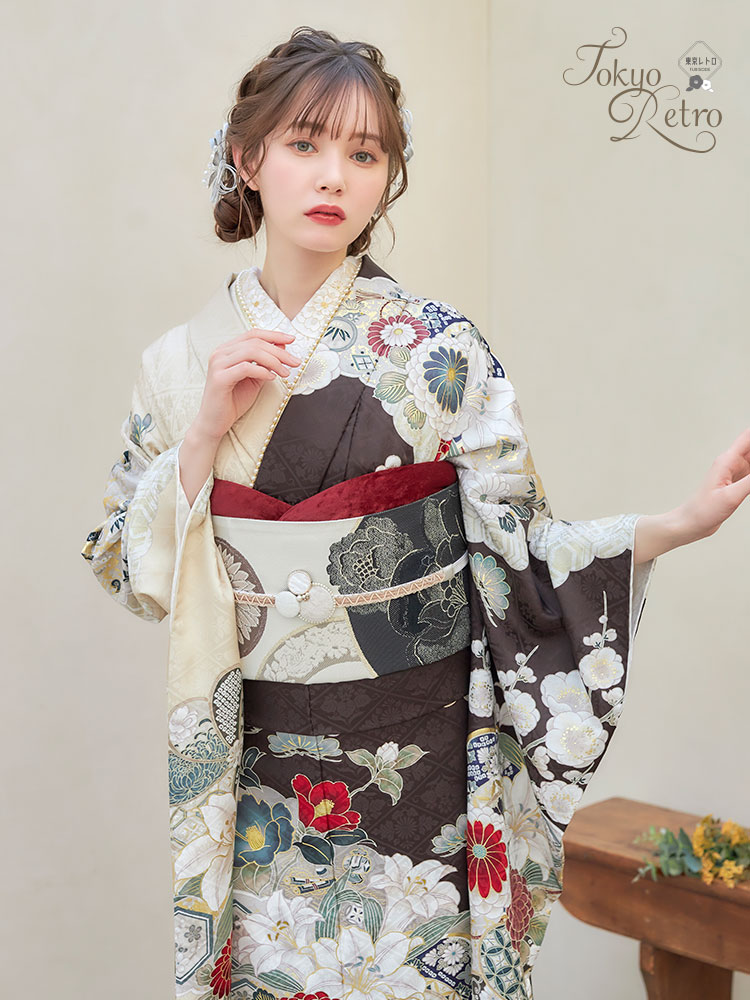 「Tokyo Retro」コレクション、マーシュ彩さん着用のバイカラーの落ち着いた地色に赤と青の差し色が鮮やかな振袖。