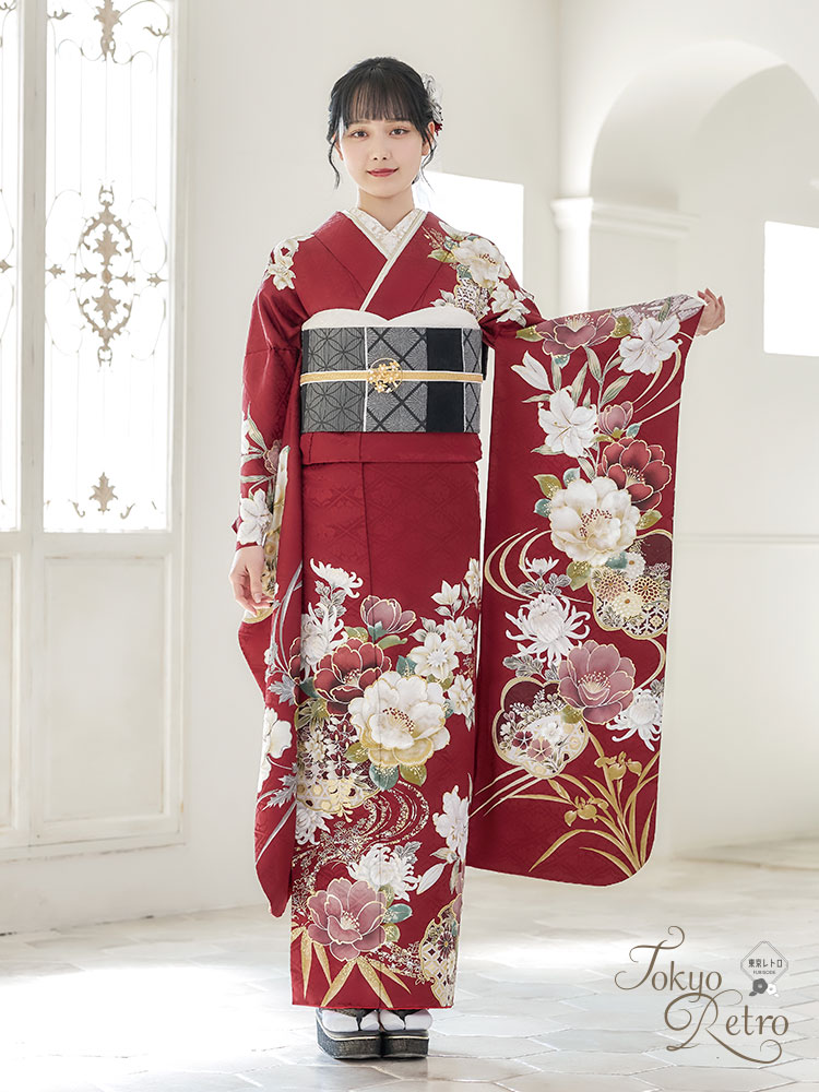 「Tokyo Retro」コレクション、松本恵莉紗さん着用の鮮やかな赤に優しい柄が印象的な振袖。