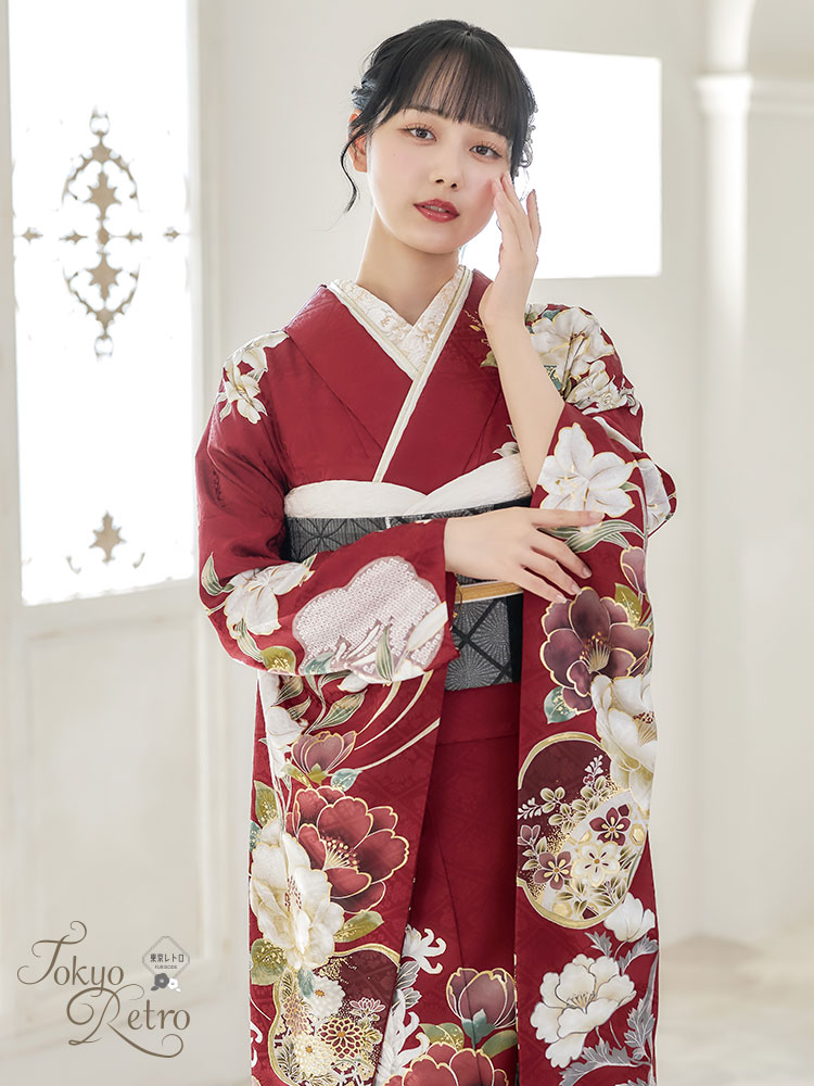 「Tokyo Retro」コレクション、松本恵莉紗さん着用の鮮やかな赤に優しい柄が印象的な振袖。