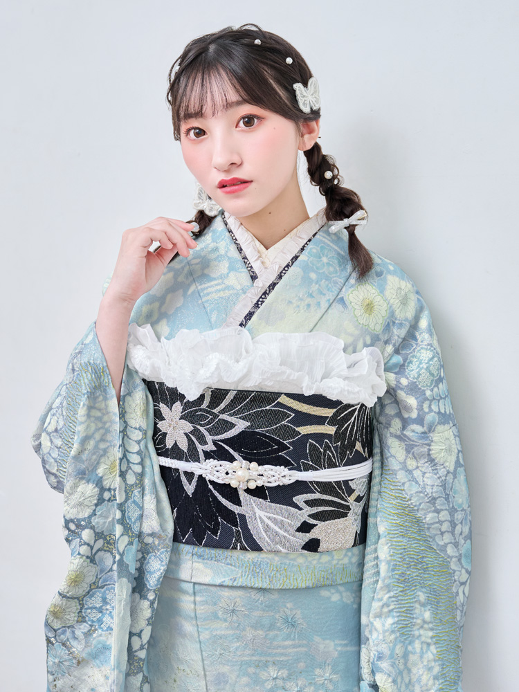 淡いブルーグレーの地色に、伝統の辻が花と絞りの技法を贅沢にあしらった気品あふれる振袖。