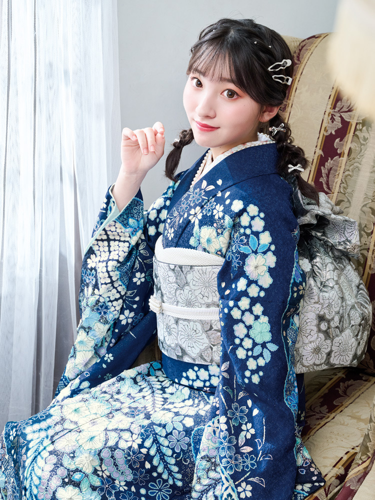 深い藍色の地に、優美な辻が花紋様が幻想的に広がる豪華な振袖。