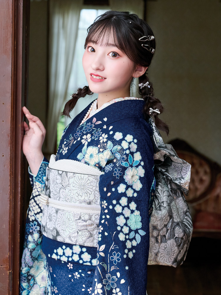 深い藍色の地に、優美な辻が花紋様が幻想的に広がる豪華な振袖。