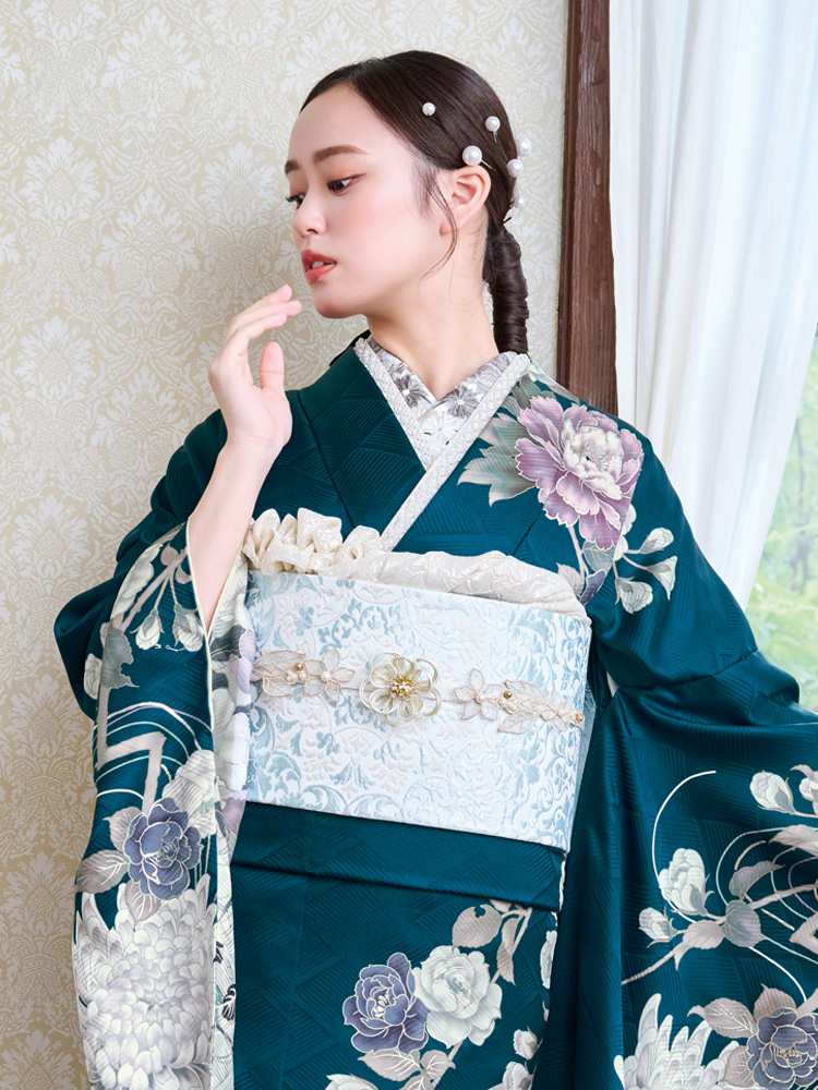 深いブルーグリーンの地色に、大輪の牡丹や藤の花が咲き誇る気品あふれる振袖。