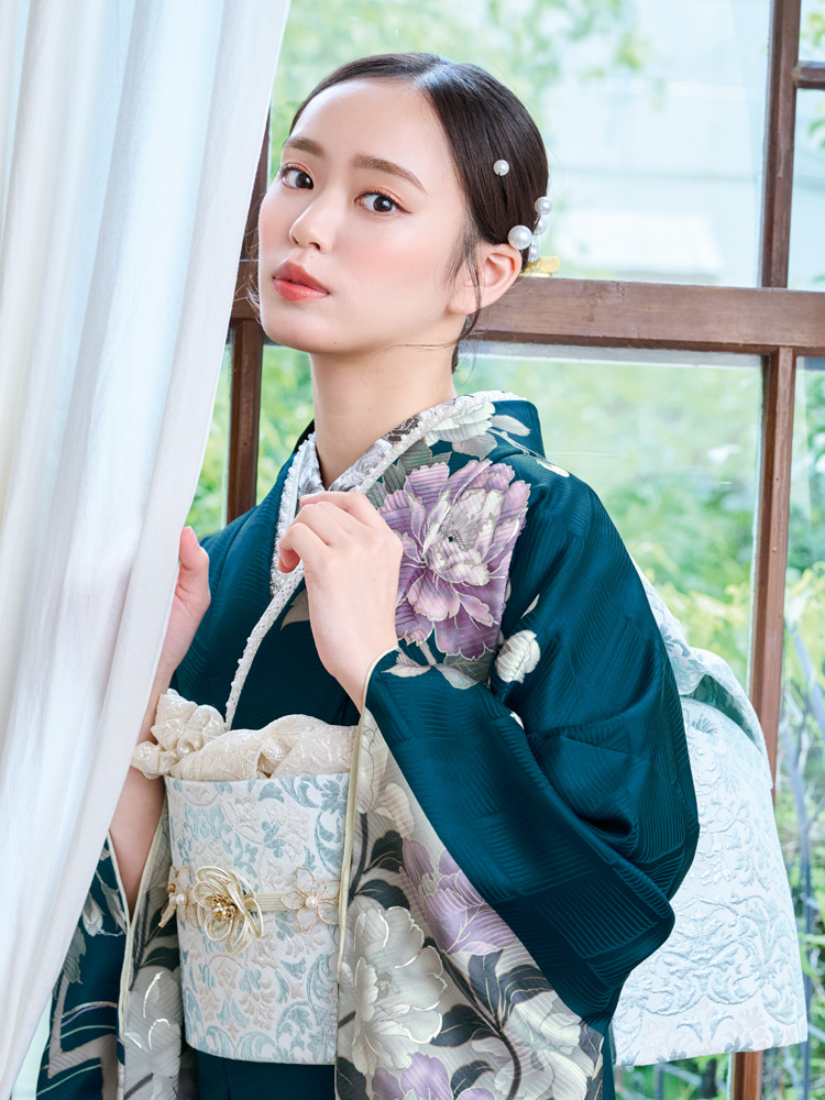 深いブルーグリーンの地色に、大輪の牡丹や藤の花が咲き誇る気品あふれる振袖。