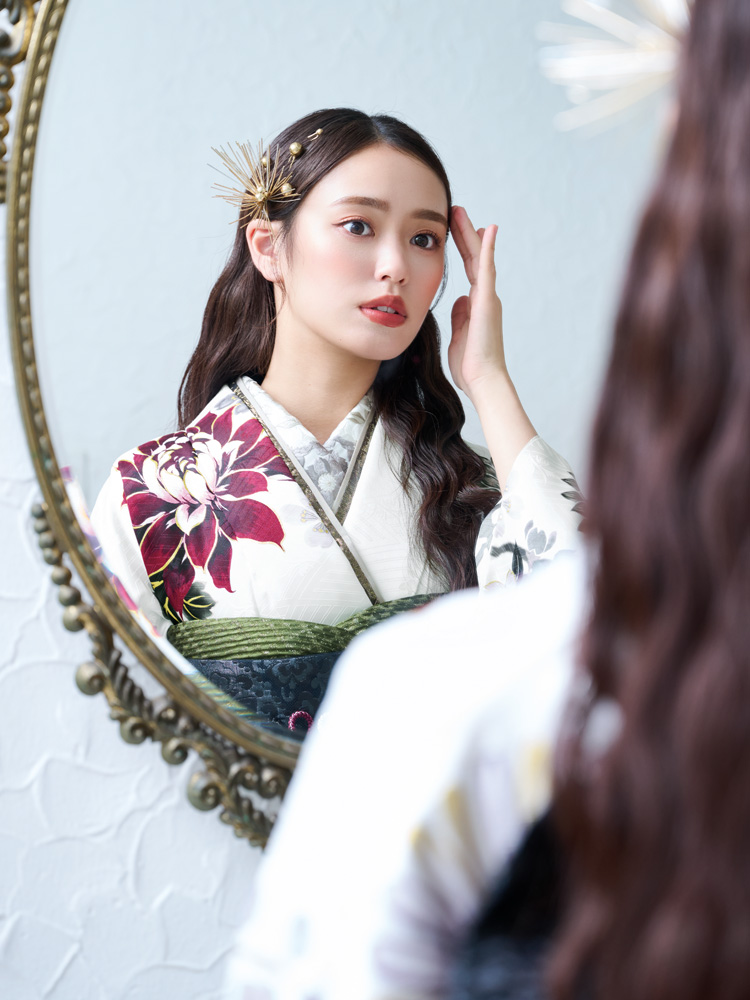 純白の地に映える深紅と紫の大輪の花が、圧倒的な存在感を放つ振袖。