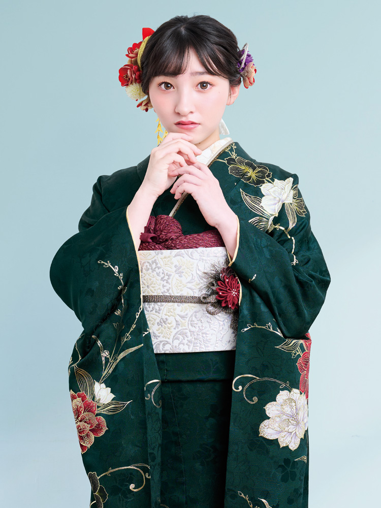 深いグリーンの地に、大輪の花がすっきりと映えるシンプルモダンな振袖。