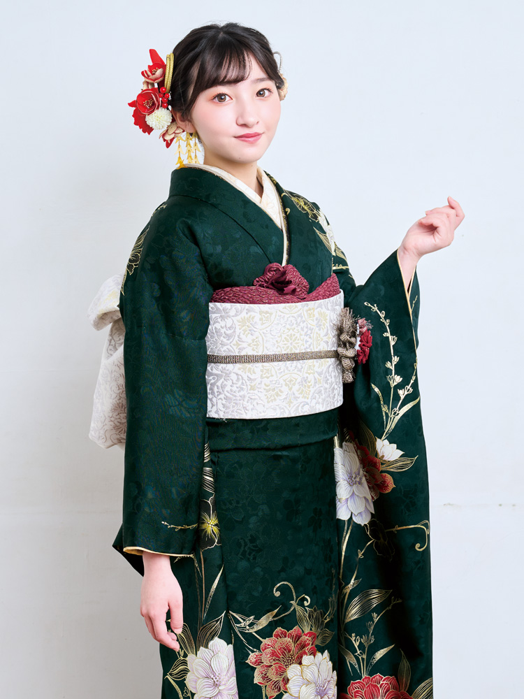 深いグリーンの地に、大輪の花がすっきりと映えるシンプルモダンな振袖。