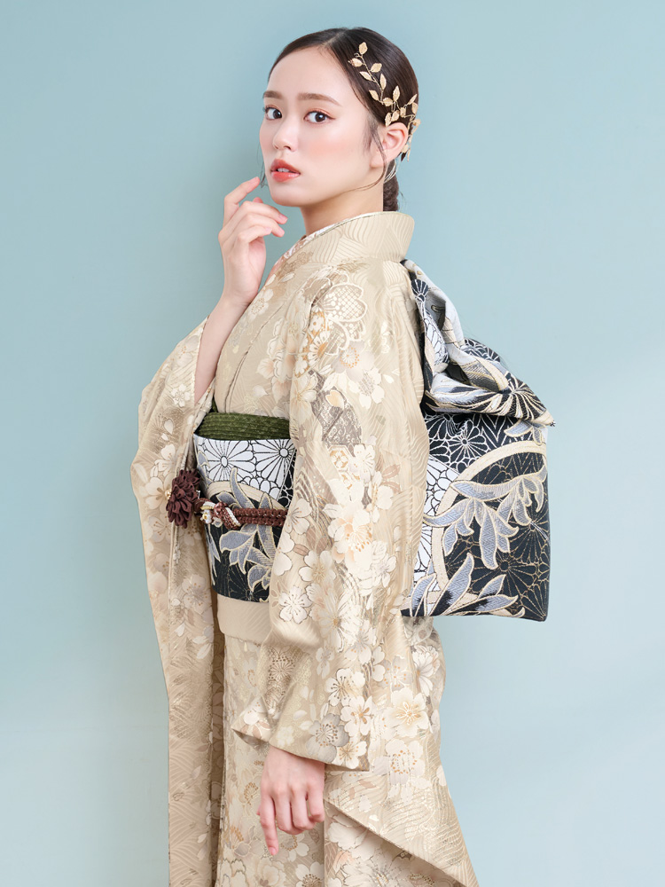 上品なベージュトーンでまとめた、シンプルかつ洗練された振袖。