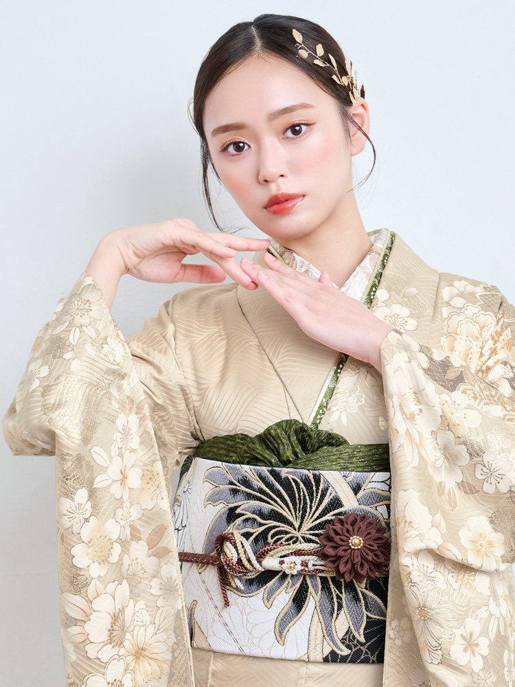 上品なベージュトーンでまとめた、シンプルかつ洗練された振袖。