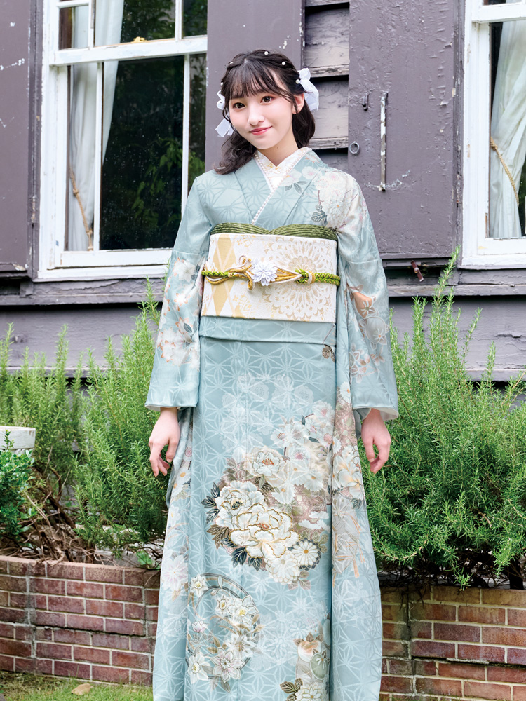 淡い水色に白やベージュの花々を重ねた、清楚で透明感あふれる振袖。