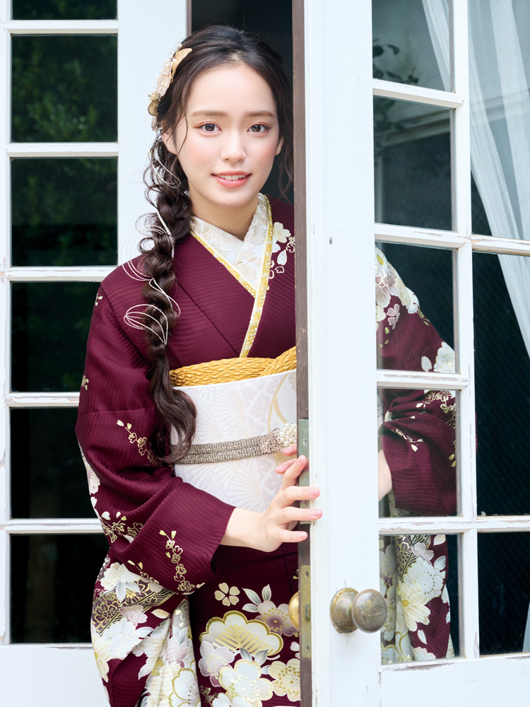 H816 深いえんじ色に白と金の花々を配した、モダンでエレガントな存在感を放つ一着。