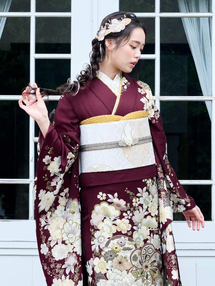 H816 深いえんじ色に白と金の花々を配した、モダンでエレガントな存在感を放つ一着。