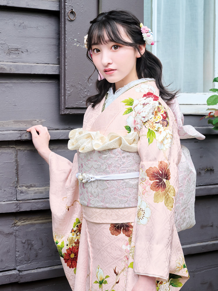 淡いピンクの地に花々と雪輪、葡萄の文様をあしらった可憐で華やかな振袖。