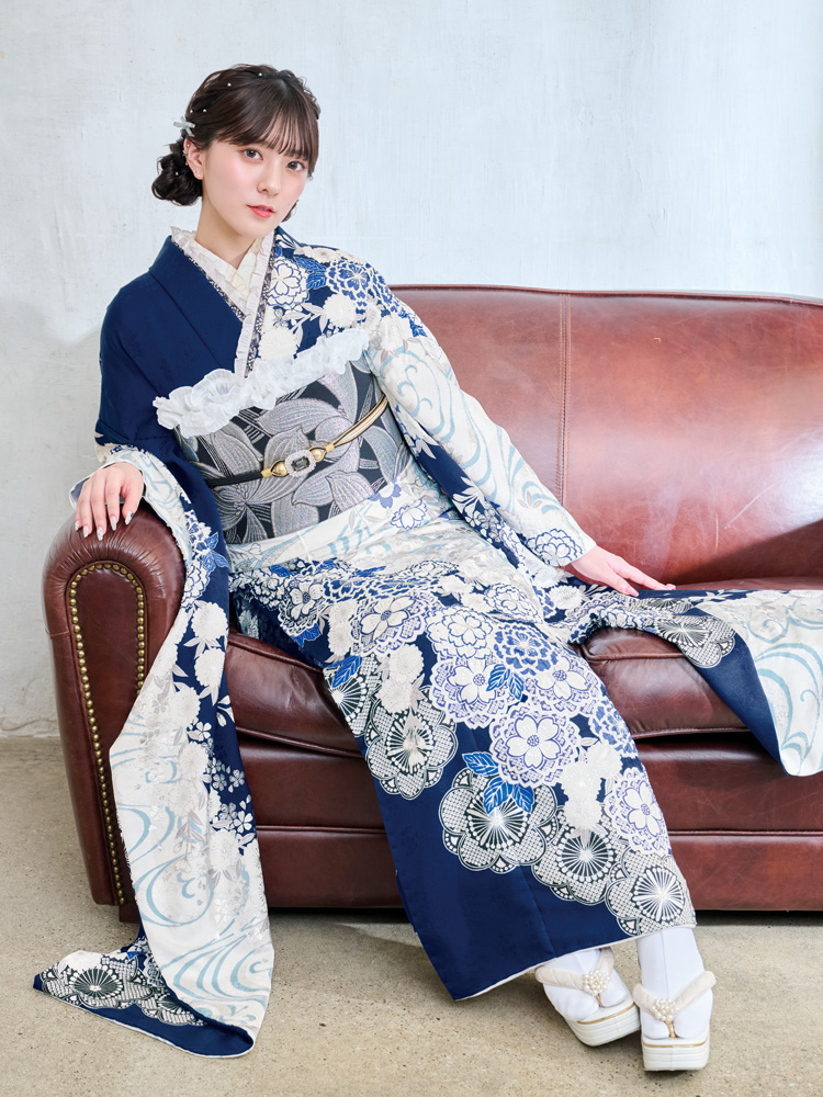 シックな紺地に繊細な花々が映える、華やかで都会的な振袖。