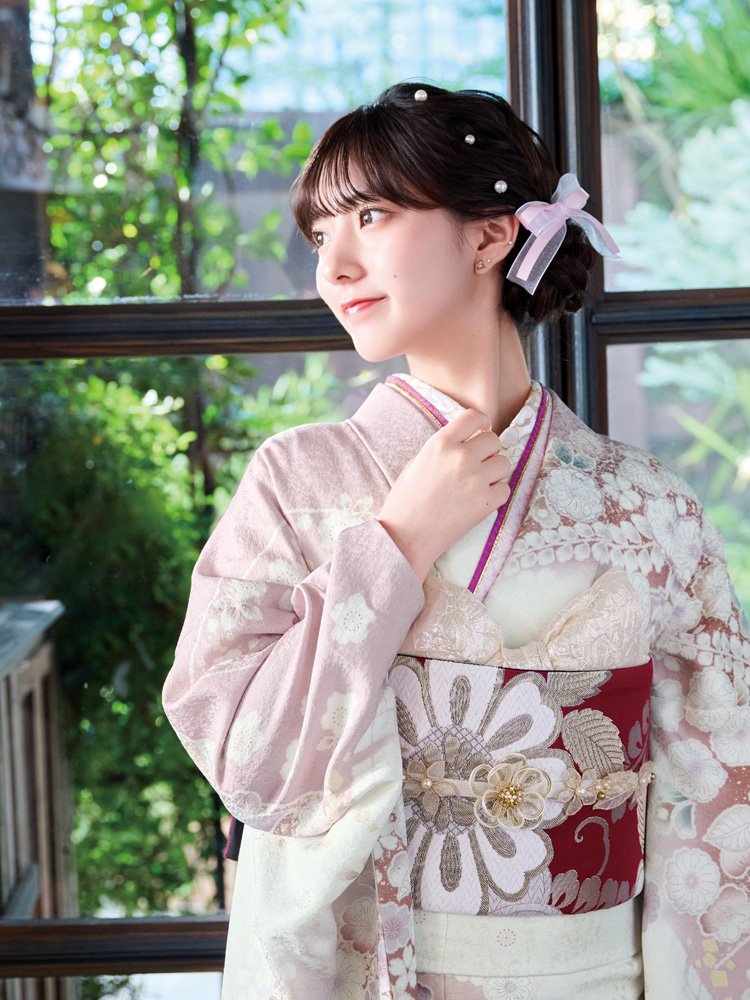 辻が花の伝統美をモダンに表現した振袖。
