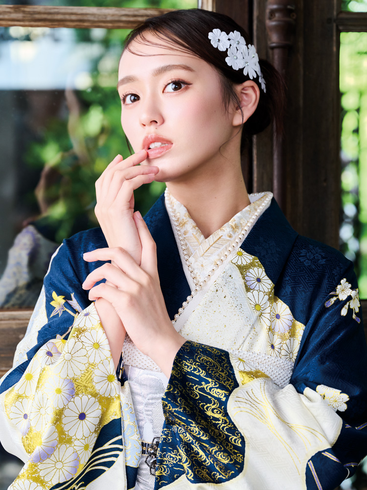 シックな紺と白のコントラストに、金彩が描き出す大胆な流水と花模様が印象的な振袖。