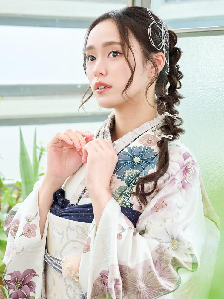 白地の清らかさに、淡い紫やピンクの花々が重なり合い、華やかさと透明感を表現した振袖。