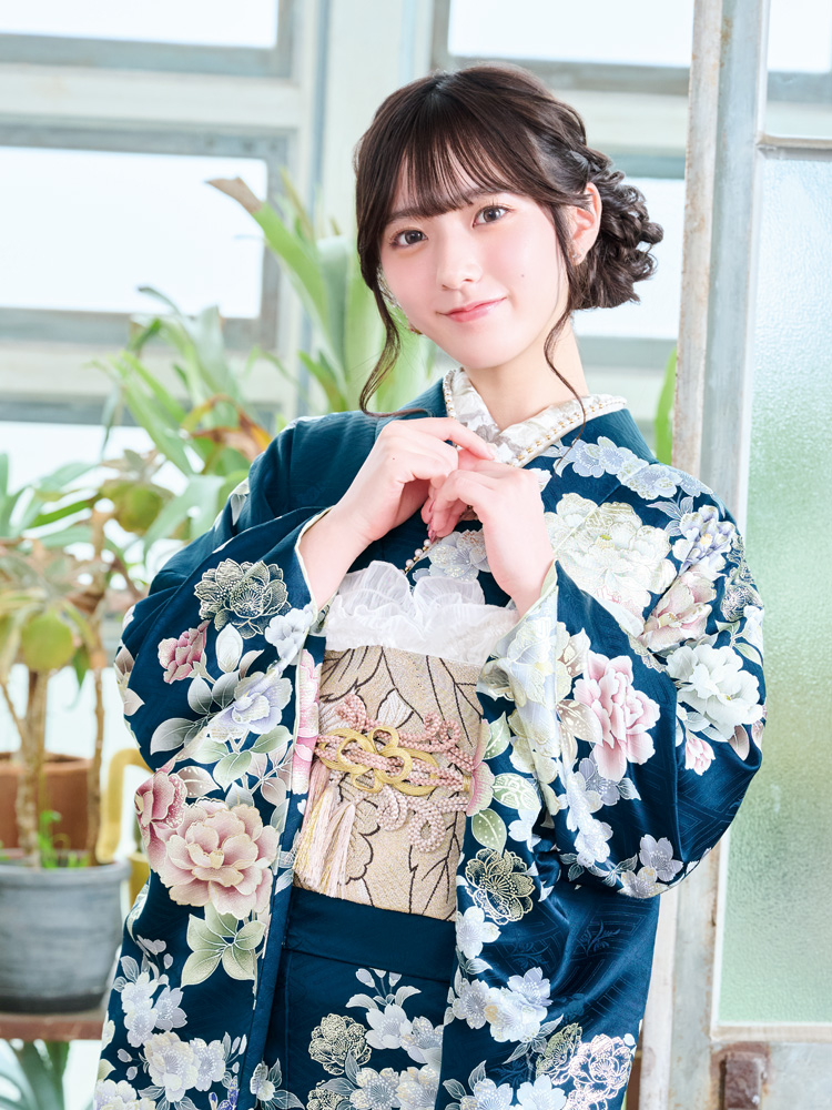 シックなネイビーを基調に、白やピンクの花々が贅沢に描かれた格調高い振袖。