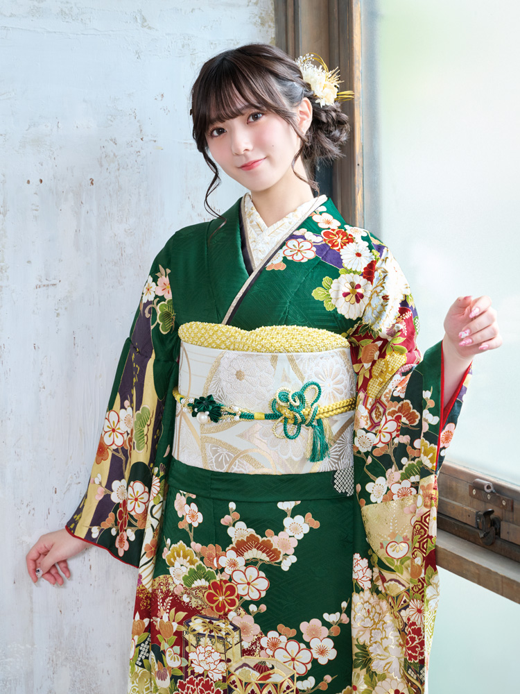 深みのあるグリーン地に、色鮮やかな花々や伝統的な文様を贅沢に描いた豪華な振袖。