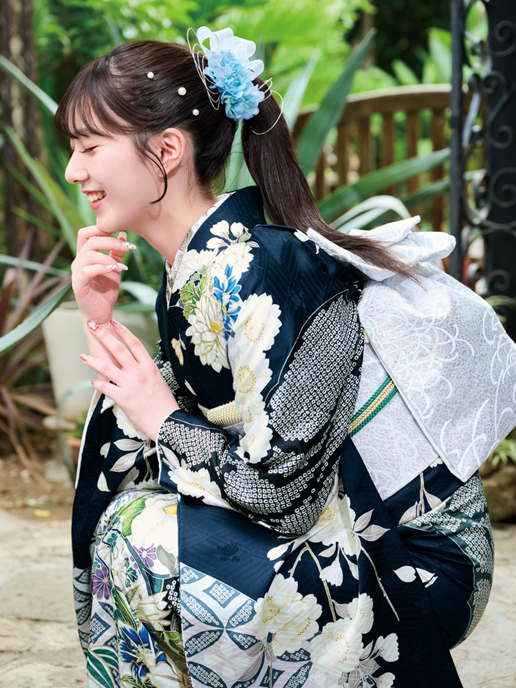 濃紺の地に白や青の花々が咲き誇り、竹文様が調和した格調高い振袖。