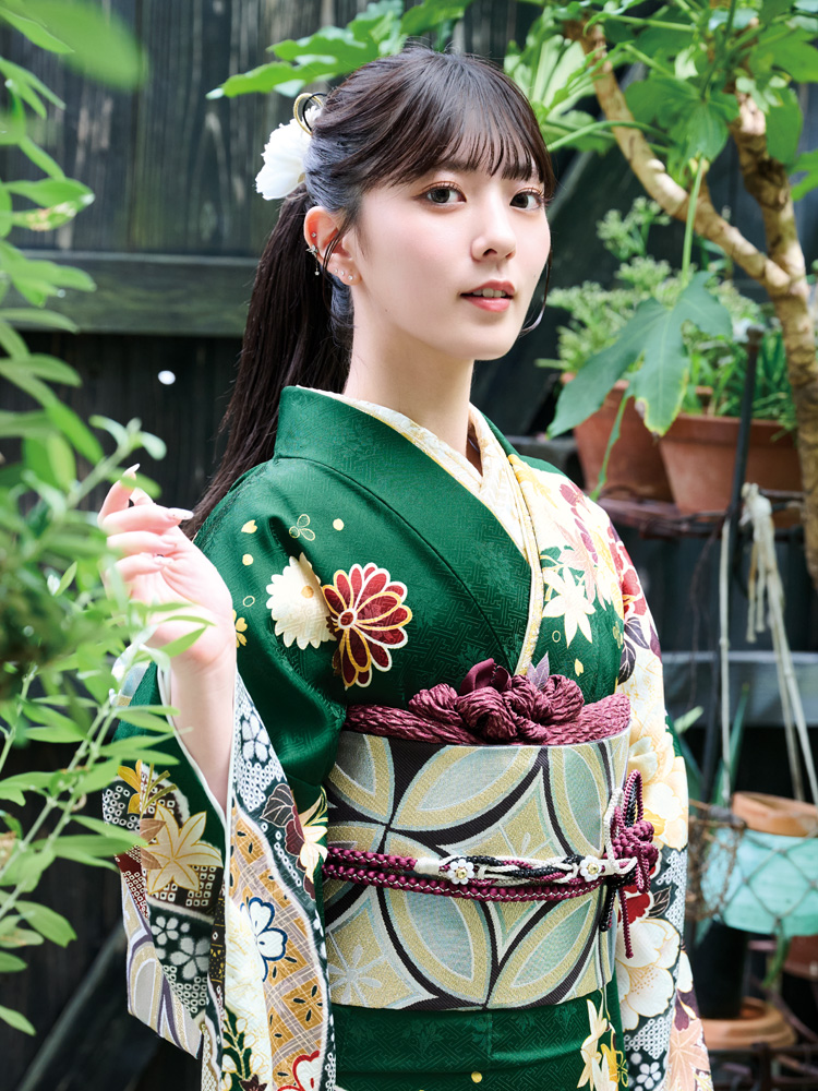 深みのある緑の地色に、四季を彩る菊や橘などの古典文様をふんだんにあしらった格調高い振袖。