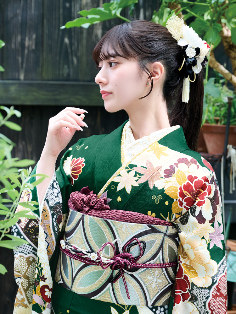 深みのある緑の地色に、四季を彩る菊や橘などの古典文様をふんだんにあしらった格調高い振袖。