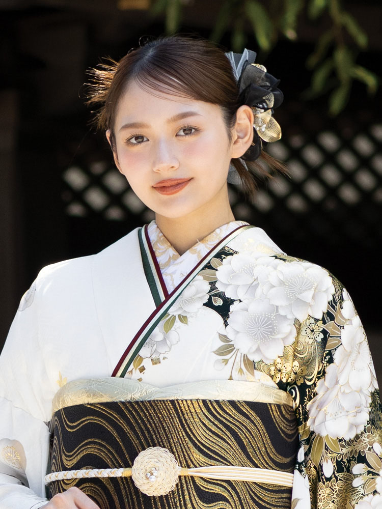 白地に咲き誇る大輪の牡丹や菊が格調高く、深緑と金彩が重厚感を添える振袖。