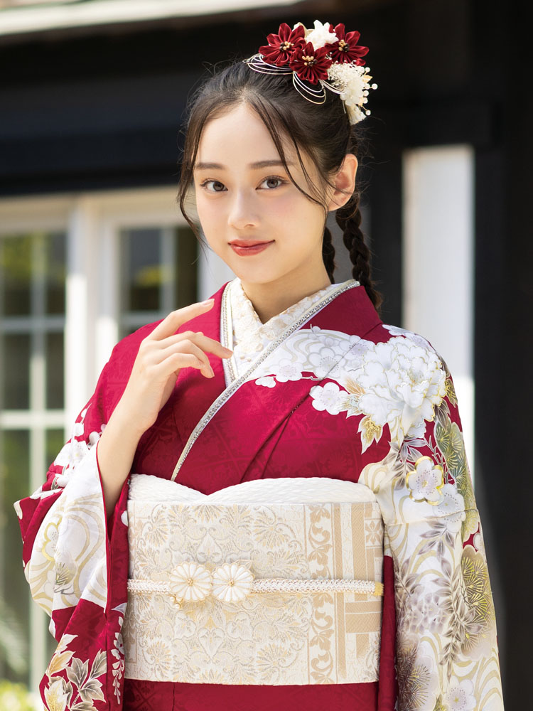 鮮やかな深紅の地に白や金の花々が豪華に咲く振袖。