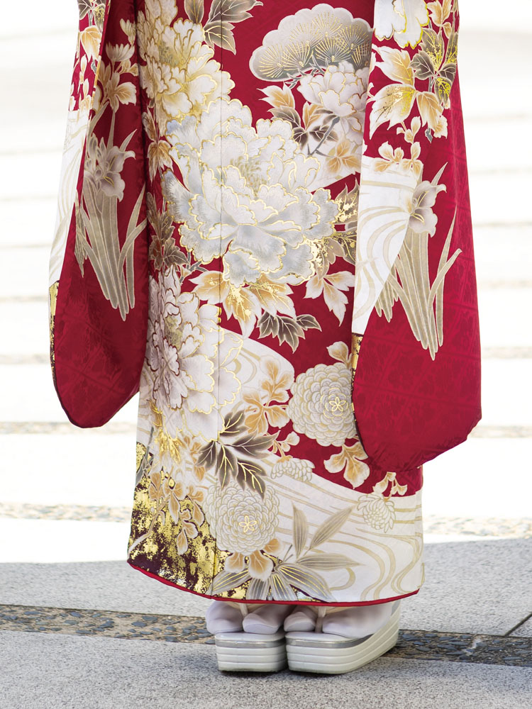鮮やかな深紅の地に白や金の花々が豪華に咲く振袖。