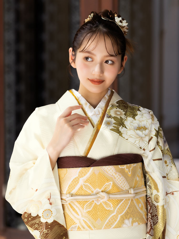 白地に金彩や吉祥文様が繊細に描かれた振袖。