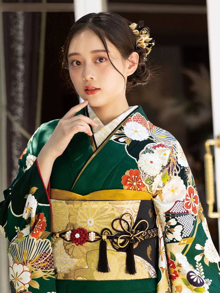 深緑の地に松竹梅や菊、扇が豪華に描かれた振袖。